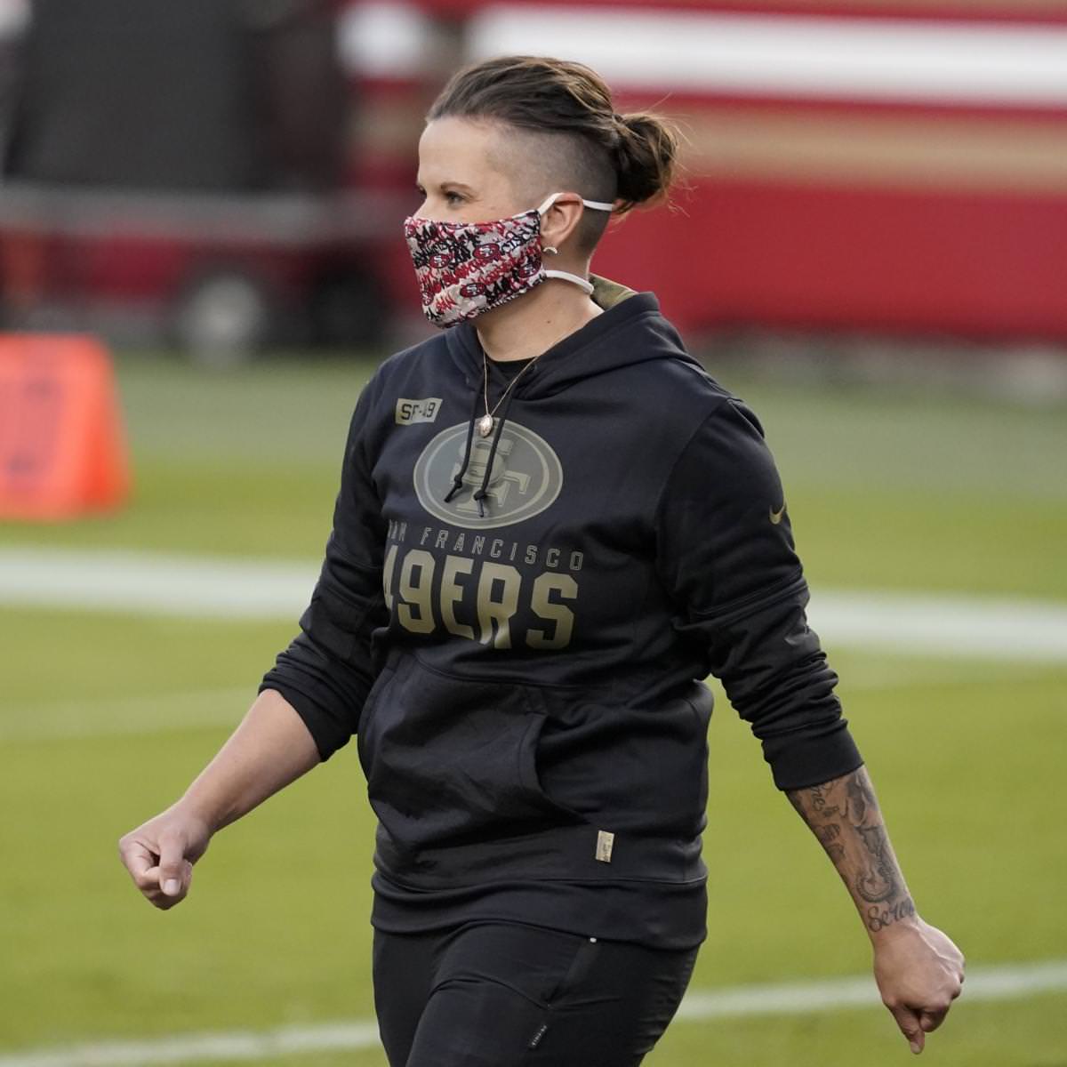 Katie Sowers, primeira treinadora abertamente gay na história da NFL, não voltará aos 49ers