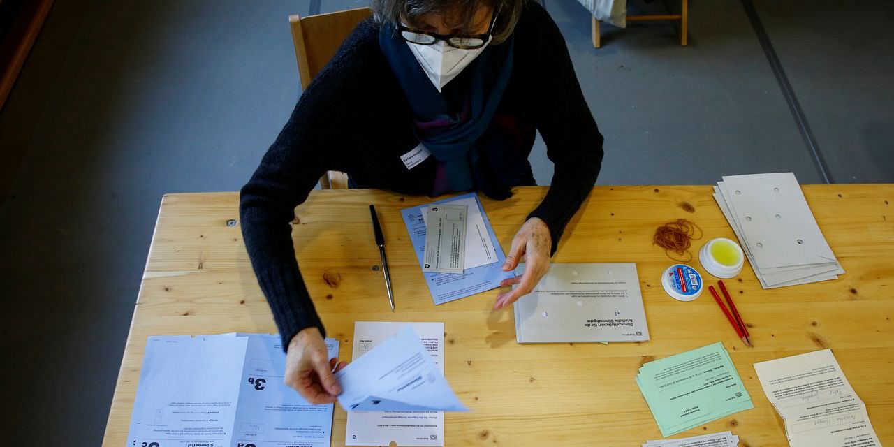 Suíça proíbe burcas e véus após votação apertada