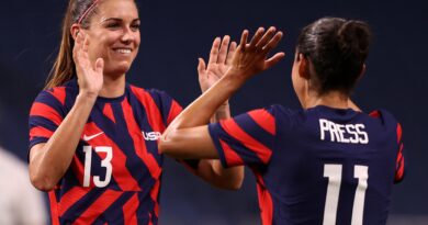A equipe de futebol feminino dos Estados Unidos ainda não tem remuneração igual, então o Title Nine está pagando um cheque de US $ 1 milhão para eles