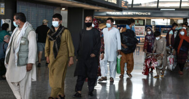 Receios de fraude em passaportes complicam a evacuação do Afeganistão: Relatório
