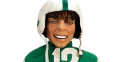 Este horrível e provavelmente assombrado boneco Joe Namath deveria ser o mascote dos Jets