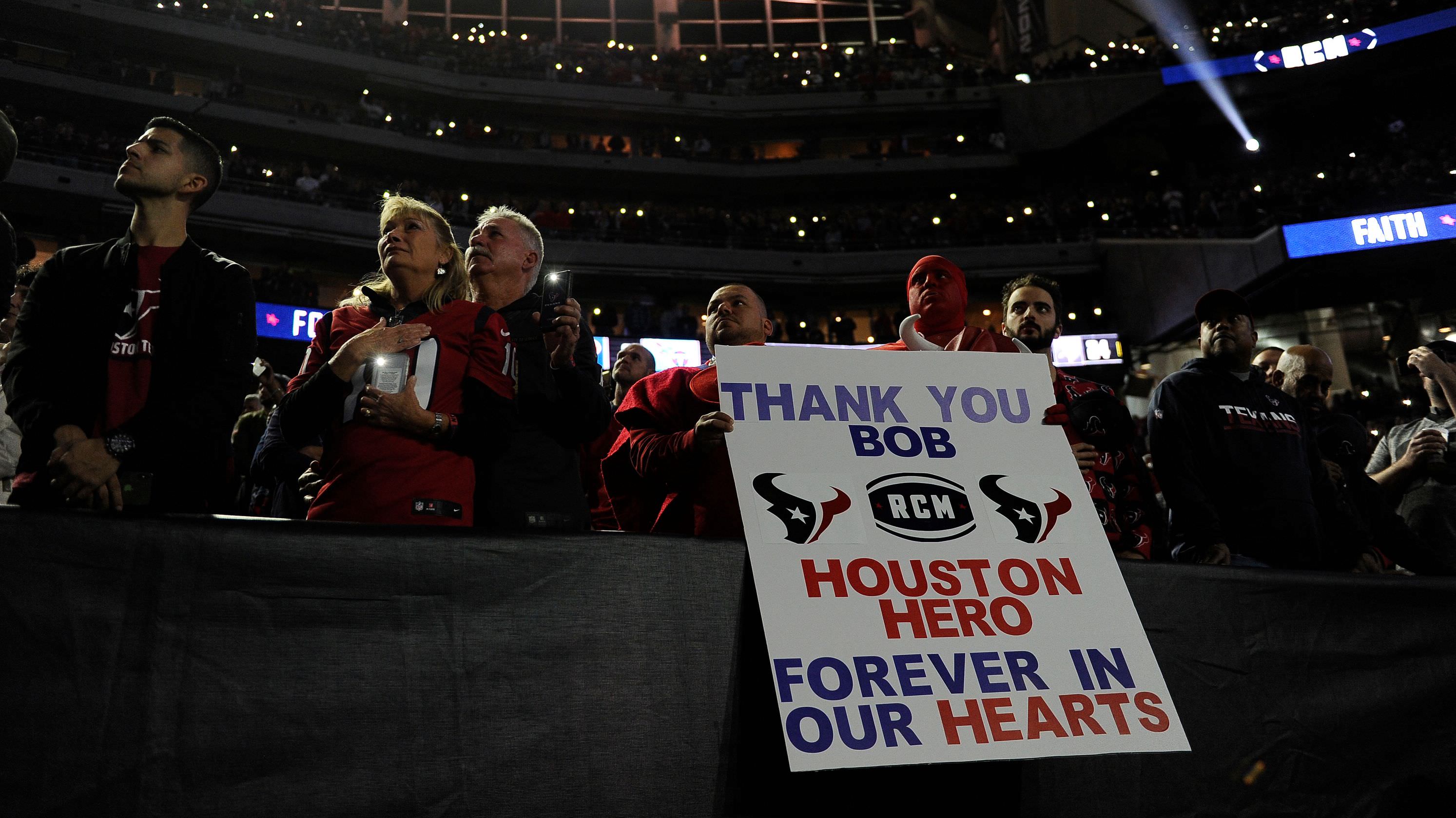 Bob McNair homenageado antes do jogo de Houston Texans contra Tennessee Titans na noite de segunda-feira