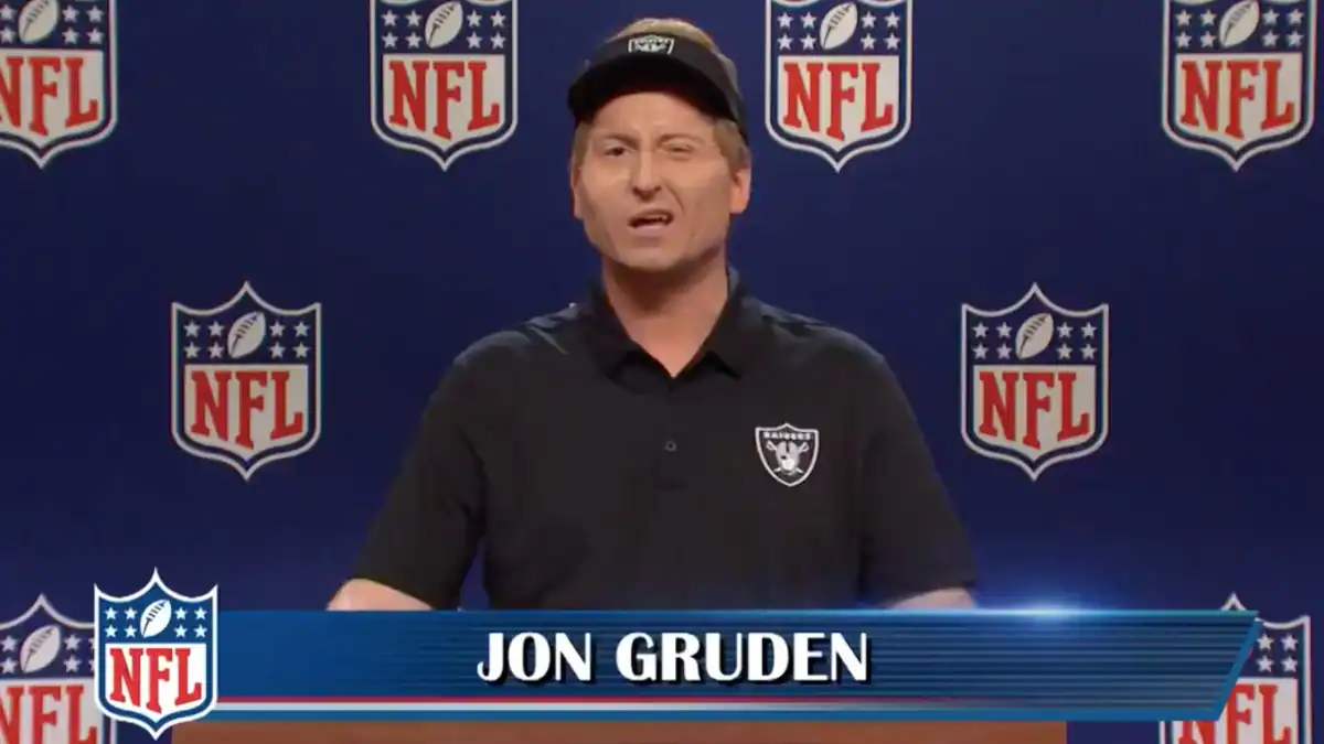 'SNL' enfrenta (desculpe) o escândalo da NFL Jon Gruden em Cold Open (vídeo)