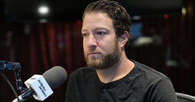 Alegações sexuais “assustadoras” feitas contra o fundador do esporte em banquetas, Portnoy, que ele nega em vídeo