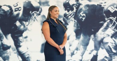 'Eu sou tia de 65 caras:' Ashley Lynn se torna a primeira mulher a liderar o engajamento de jogadores para o time da NFL