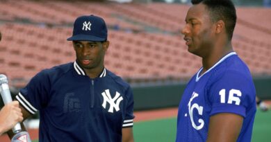 Deion Sanders, Michael Jordan ou Bo Jackson?  Quem foi o melhor jogador de beisebol?