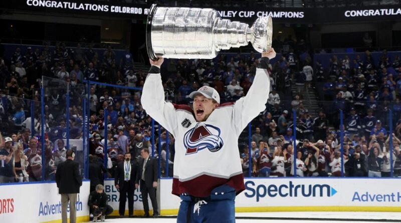 Transferência da Avalanche Stanley Cup vai de Landeskog para Erik Johnson – NHL.com