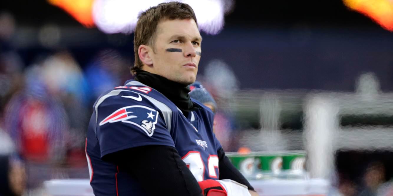 Os Patriots reestruturaram o contrato de Tom Brady antes da temporada, e acabou custando US $ 5 milhões