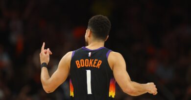Phoenix Suns Guard Devin Booker homenageia Bill Russell no Instagram – Sports Illustrated Inside The Suns News, Analysis and More