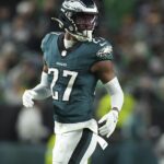 Quinyon Mitchell Brilha e Novatos dos Eagles Aprendem em Vitória Empolgante!