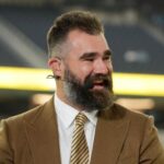 Jason Kelce Surpreende Fãs no Lambeau Field com Ação de Natal Inesperada!