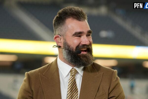 Jason Kelce Surpreende Fãs no Lambeau Field com Ação de Natal Inesperada!