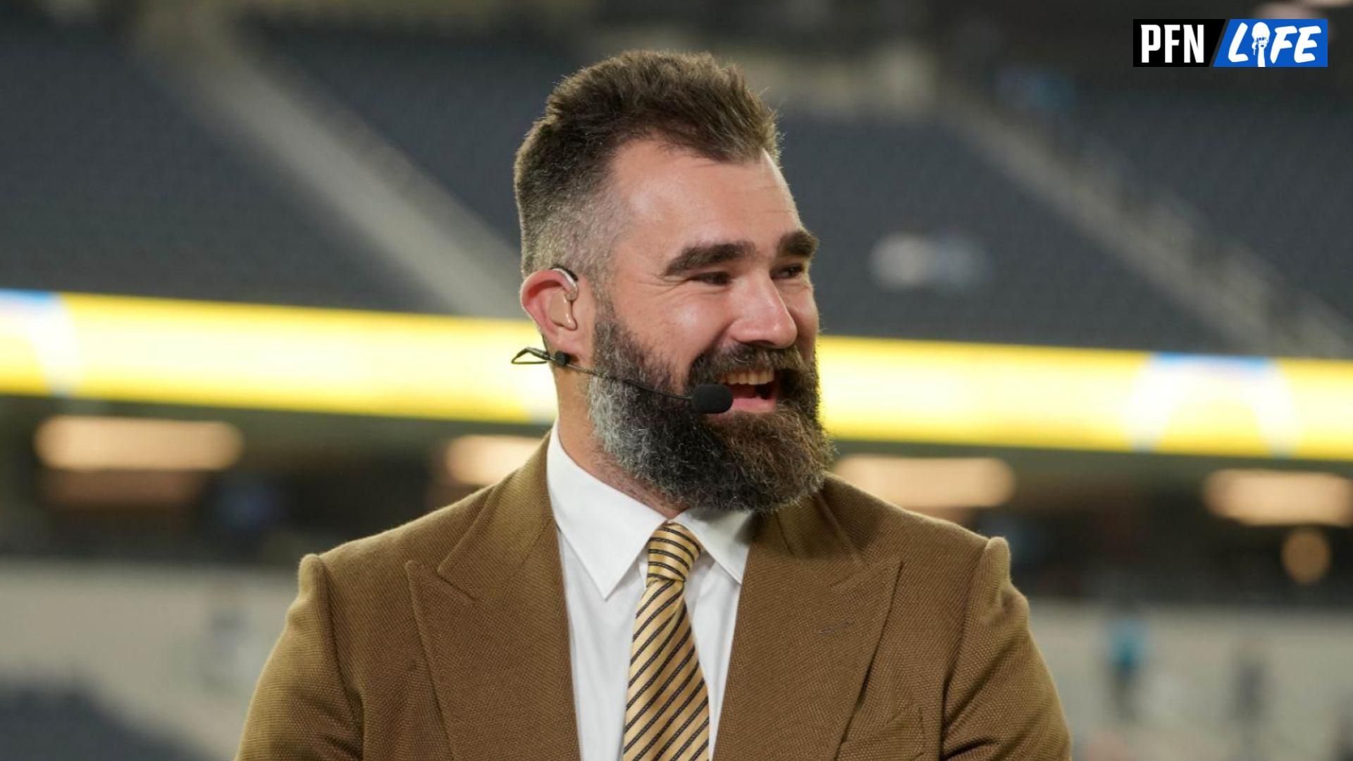 Jason Kelce Surpreende Fãs no Lambeau Field com Ação de Natal Inesperada!