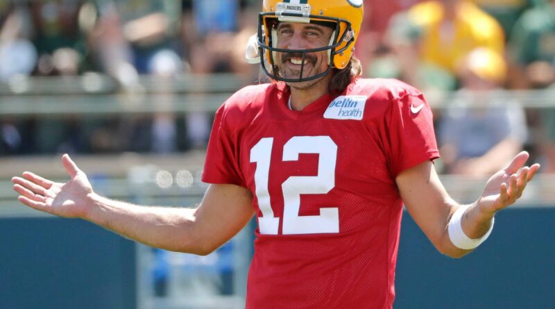 Aaron Rodgers mostra as lutas do ataque dos Packers no acampamento como algo positivo