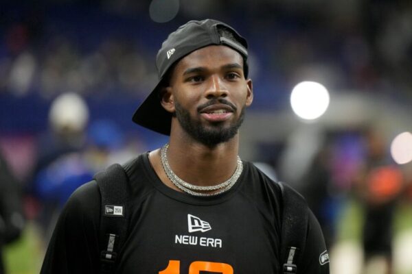 Shedeur Sanders fica com os novos Raiders QB Geno Smith, Ignites NFL Draft Rumores com Post Viral