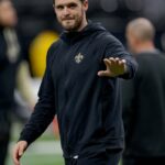 Derek Carr em Xeque: Cirurgia no Ombro Pode Abalar os Santos!
