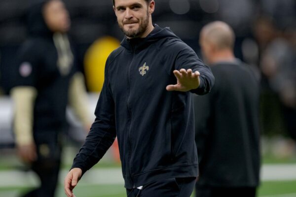 Derek Carr em Xeque: Cirurgia no Ombro Pode Abalar os Santos! Derek Carr em Xeque: Cirurgia no Ombro Pode Abalar os Santos!