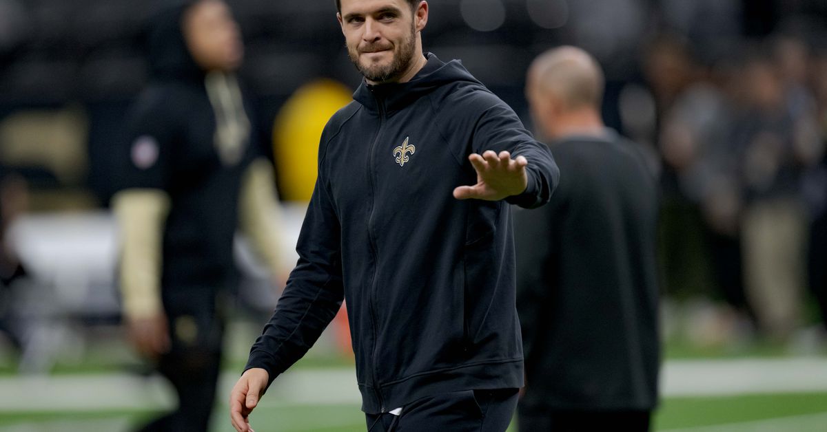 Derek Carr em Xeque: Cirurgia no Ombro Pode Abalar os Santos!