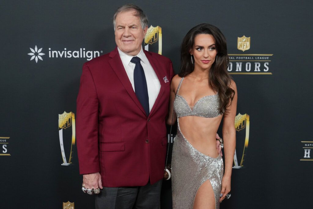 A lendária NFL HC Bill Belichick faz os sentimentos conhecidos sobre o papel de sua namorada Jordon Hudson na Carolina do Norte