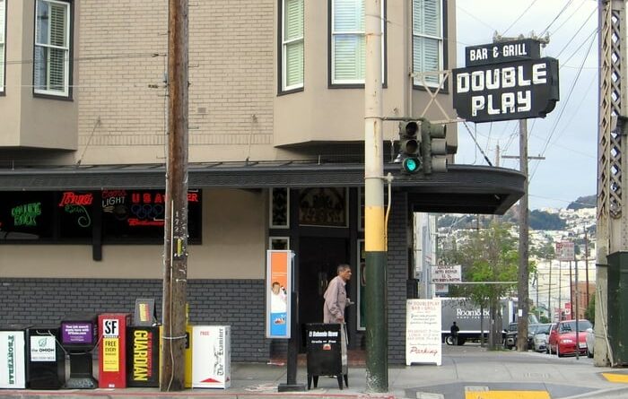 Double Play, um bar esportivo histórico de San Francisco, severamente danificado em um incêndio