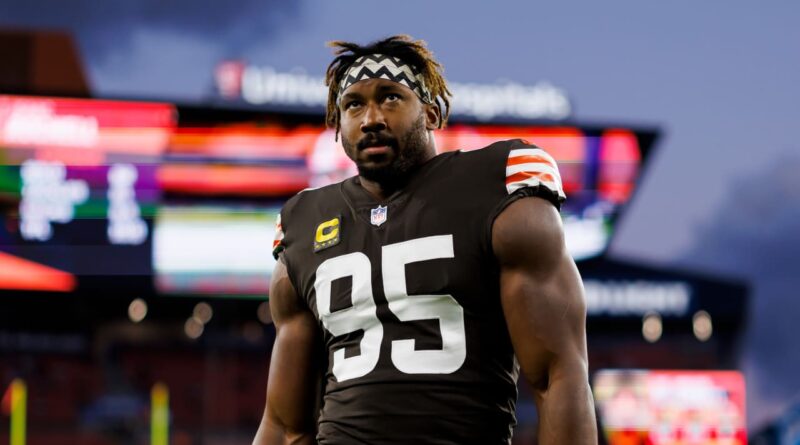 Browns rebaixam DE Myles Garrett (ombro, bíceps) para fora contra Falcons – NFL.com