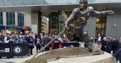 Hawerchuk homenageado por Jets com estátua de bronze na True North Square – NHL.com