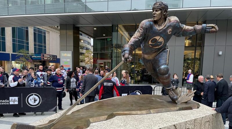 Hawerchuk homenageado por Jets com estátua de bronze na True North Square – NHL.com