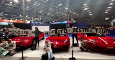 Ativistas climáticos colam-se a carros esportivos – Reuters.com