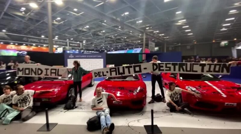 Ativistas climáticos colam-se a carros esportivos – Reuters.com