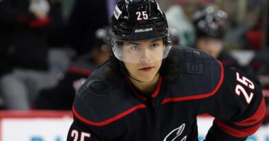 Bear, Pederson negociados para Canucks por Hurricanes – NHL.com
