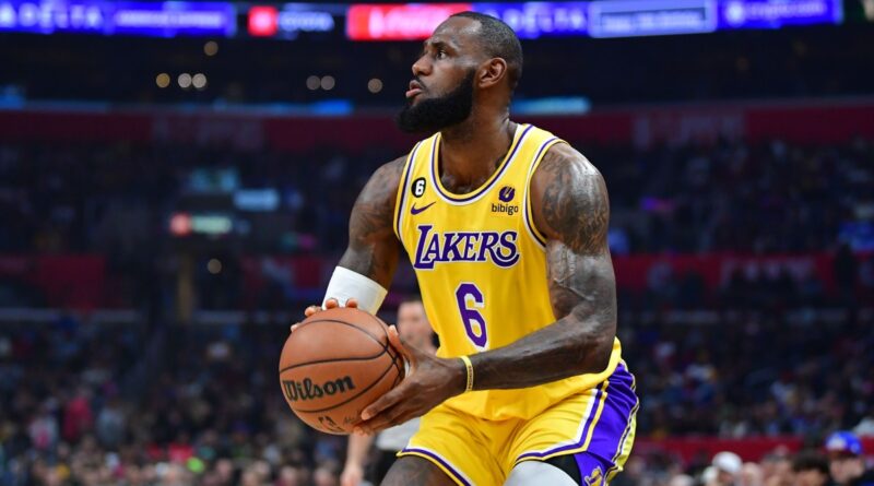 LeBron James sai do jogo vs. Clippers com lesão na perna, não retorna – Sports Illustrated