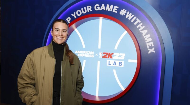Sabrina Ionescu para no American Express X NBA 2K23 Gaming Lab, fala sobre a próxima temporada da WNBA e o empoderamento feminino