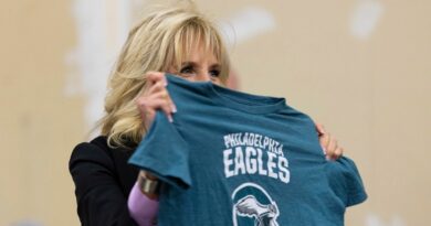 Jill Biden veste camisa personalizada dos Eagles antes do Super Bowl