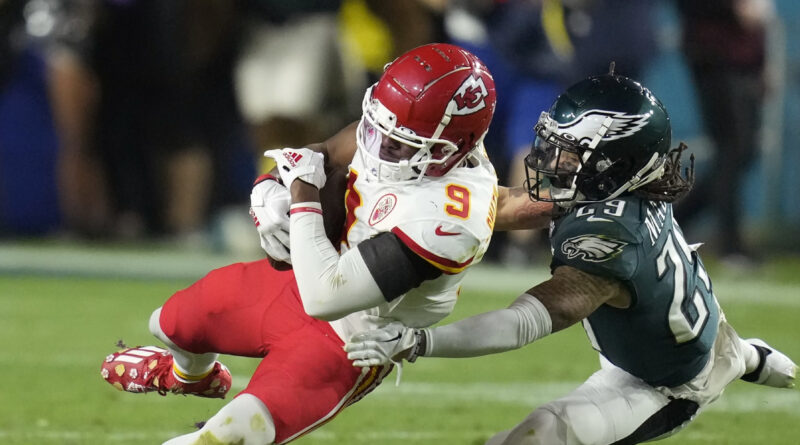 PFT: NFL culpa Chiefs e jogadores dos Eagles usando chuteiras erradas por escorregar no Super Bowl