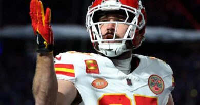 NFL: Chiefs Players Wave Goodbye To Buffalo Fans After Downing Bills Sunday