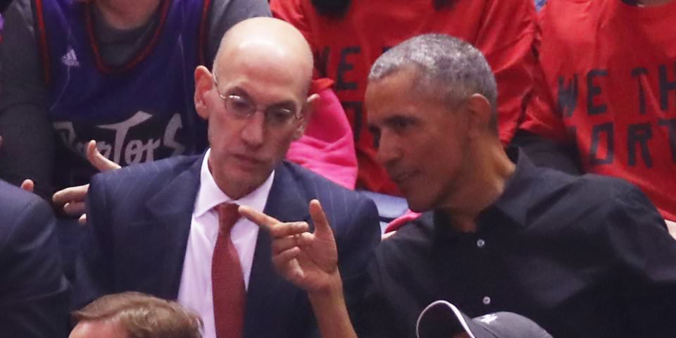 Obama participou do jogo 2 das finais da NBA com o comissário Adam Silver e compartilhou um momento com Drake antes do jogo