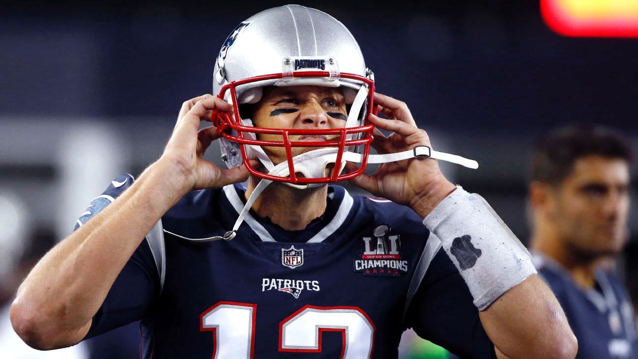 Brady se adaptando ao novo capacete, não “ama”