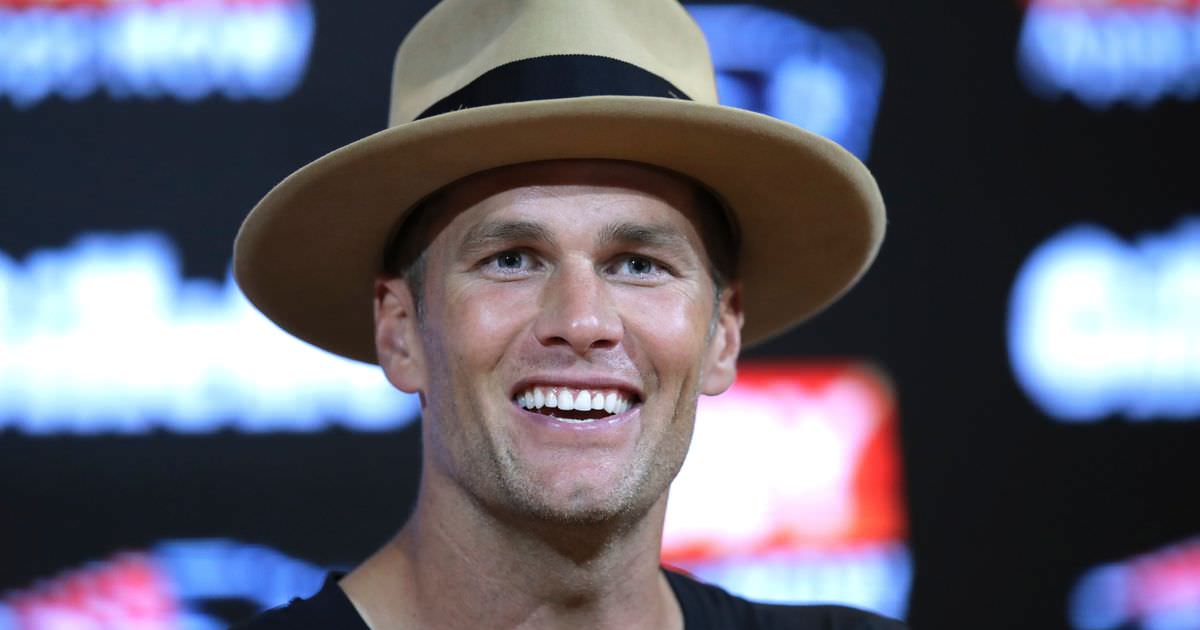 Tom Brady simplesmente não consegue tirar esse chapéu