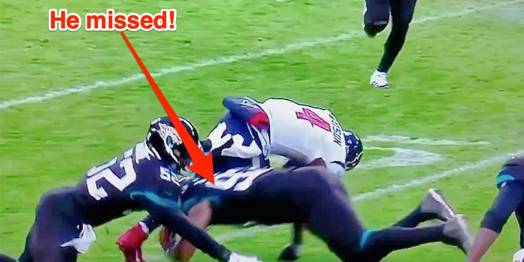 Um jogador de Jaguars foi penalizado por liderar com seu capacete em um tackle onde errou completamente o oponente