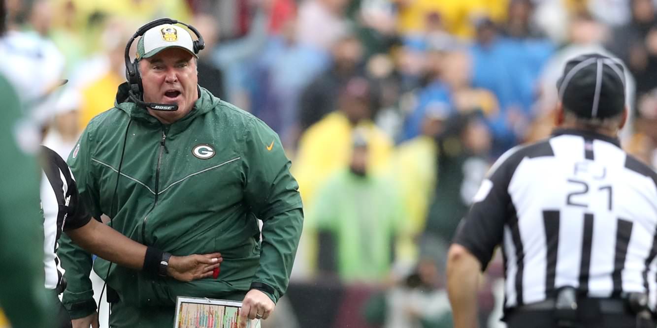 O treinador dos Packers, Mike McCarthy, enlouquece nos árbitros depois de Clay Matthews ter pedido mais uma penalidade questionável