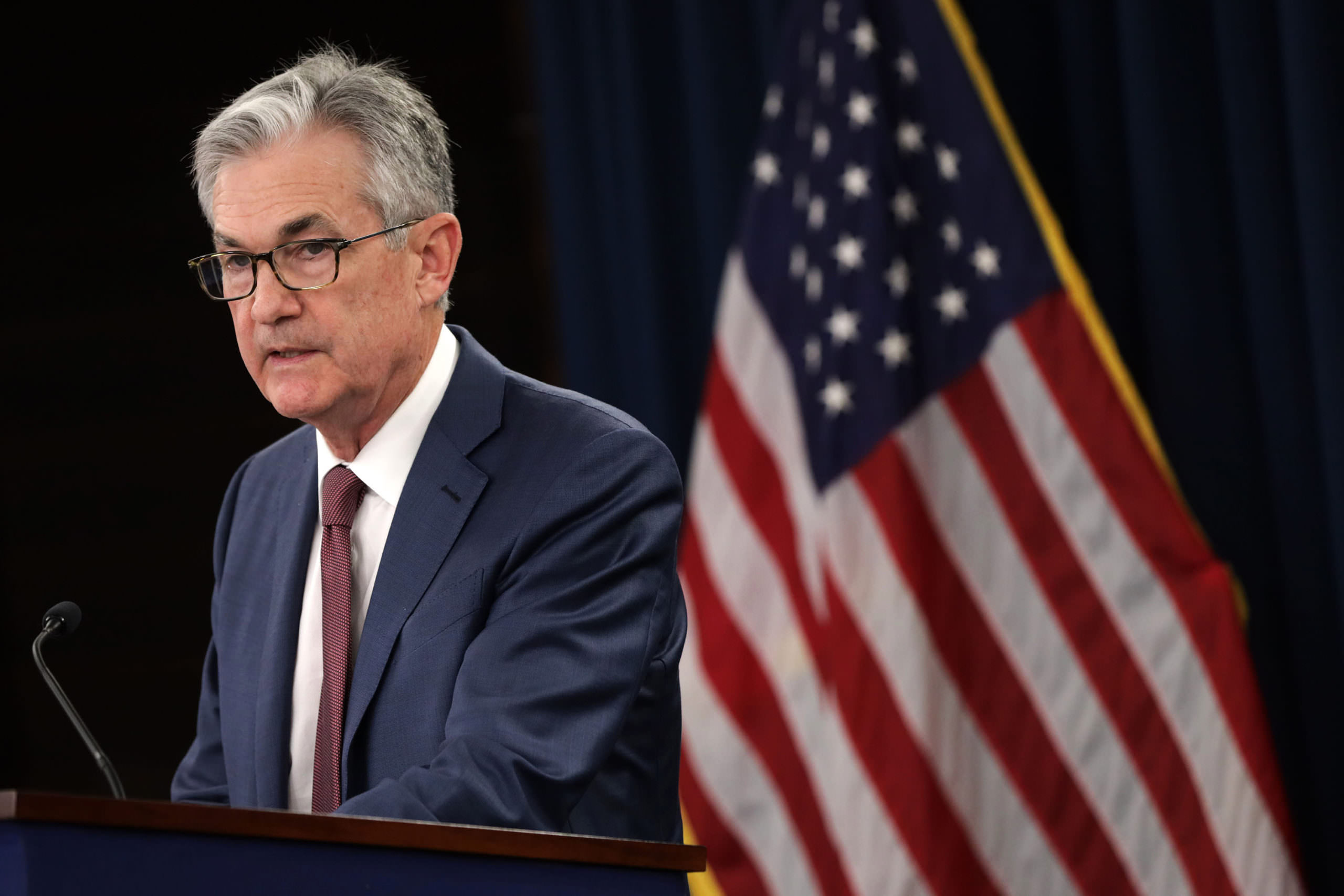 Fed promete manter as taxas de juros até a inflação subir