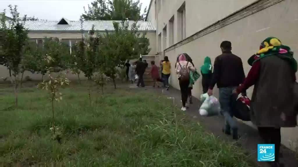 Moradores fogem da cidade de Tartar, no Azerbaijão, enquanto o conflito de Nagorno-Karabakh aumenta